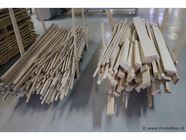 Partij houten planken en latten - afbeelding 1 van  8