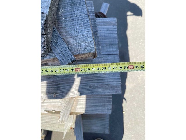 Partij houten planken in stalen juck - afbeelding 3 van  4