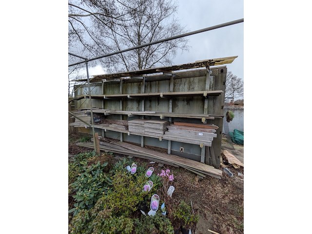 Partij houten planken, palen en vlonderplanken - afbeelding 1 van  6