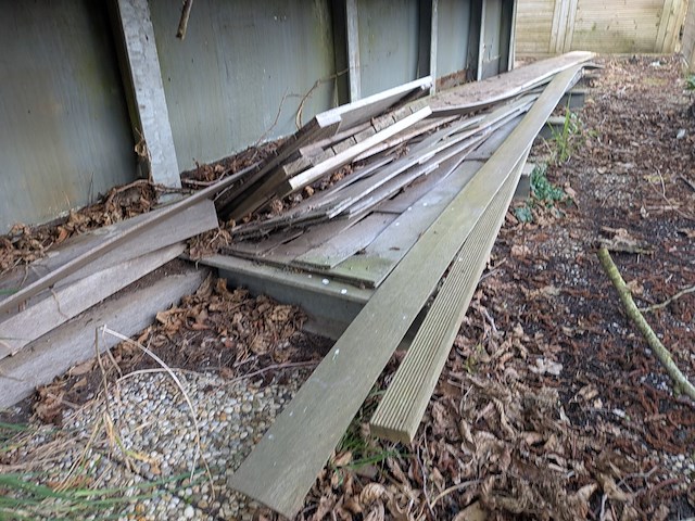 Partij houten planken, palen en vlonderplanken - afbeelding 6 van  6