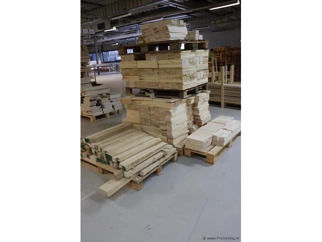 Partij houten planken - afbeelding 1 van  12