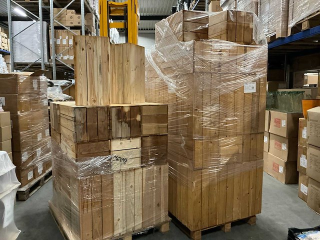 Partij houten postamenten 30x30xh60cm naturel (65x) - afbeelding 1 van  5