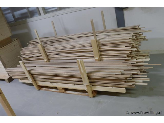 Partij houten profielen/latten - afbeelding 1 van  5
