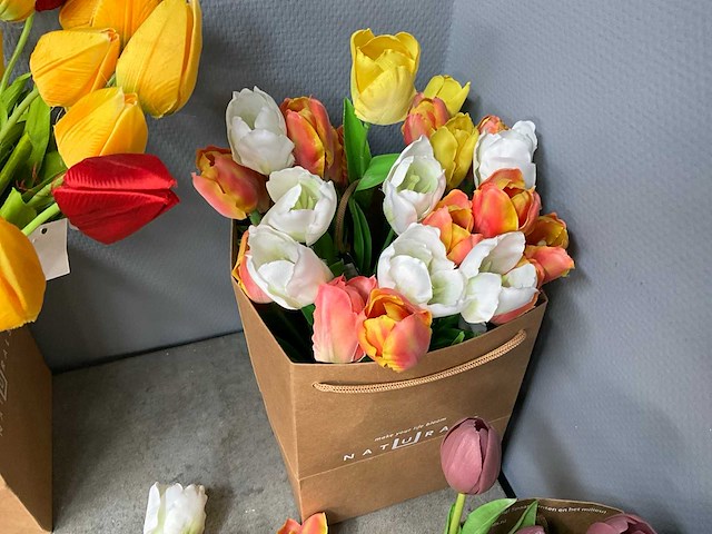 Partij houten tulpen, kunstbloemen en kunstplanten - afbeelding 4 van  31