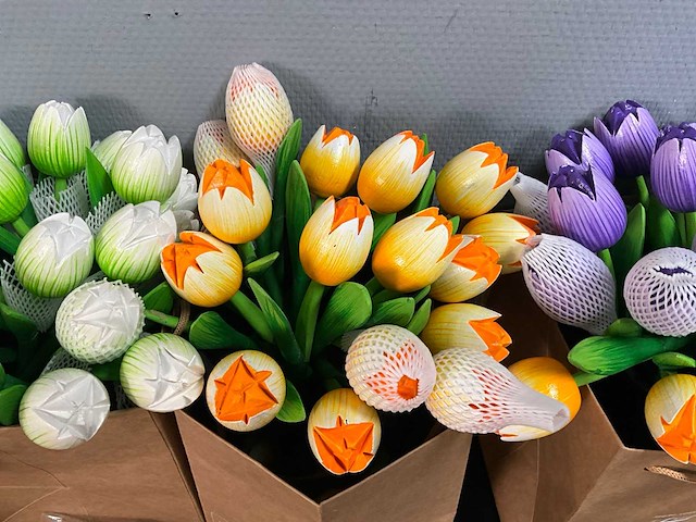 Partij houten tulpen, kunstbloemen en kunstplanten - afbeelding 5 van  31