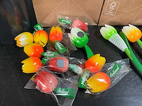 Partij houten tulpen, kunstbloemen en kunstplanten - afbeelding 6 van  31