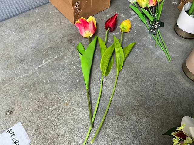 Partij houten tulpen, kunstbloemen en kunstplanten - afbeelding 7 van  31