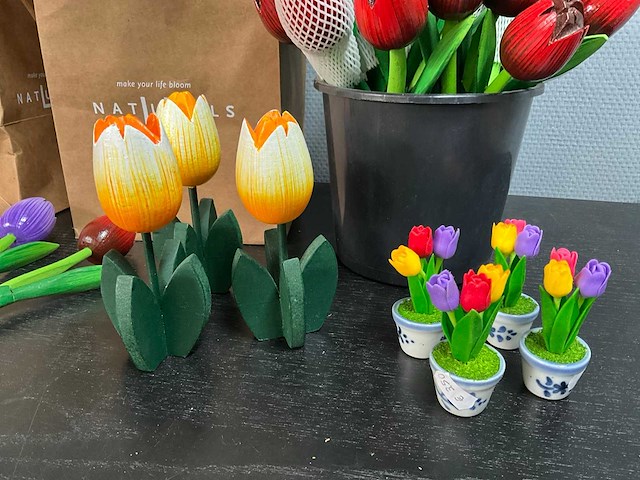Partij houten tulpen, kunstbloemen en kunstplanten - afbeelding 8 van  31