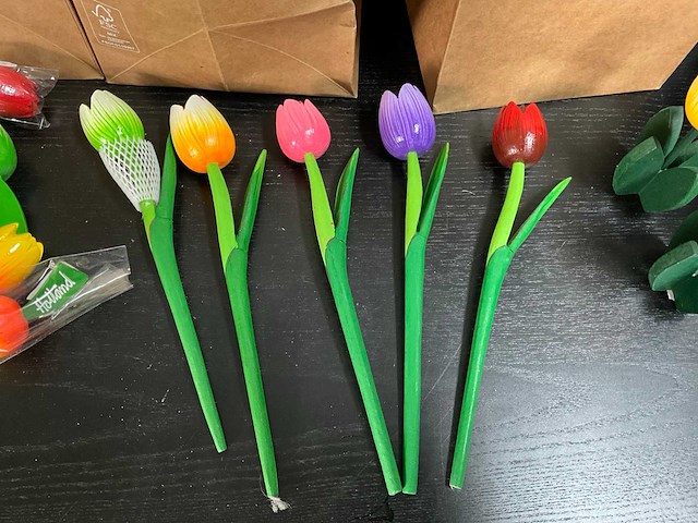 Partij houten tulpen, kunstbloemen en kunstplanten - afbeelding 9 van  31