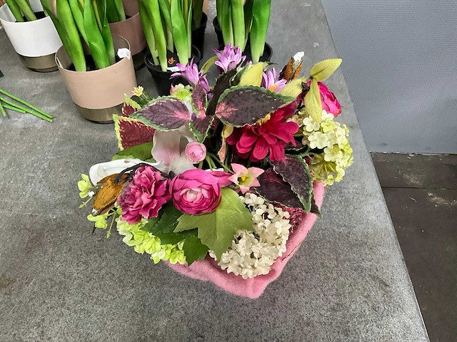 Partij houten tulpen, kunstbloemen en kunstplanten - afbeelding 11 van  31