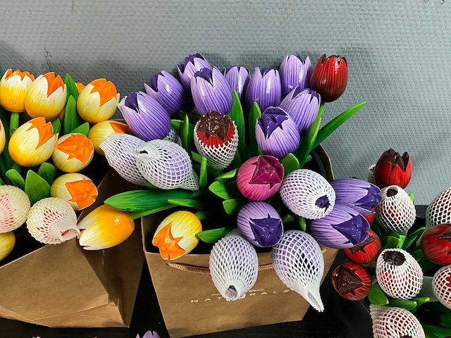 Partij houten tulpen, kunstbloemen en kunstplanten - afbeelding 18 van  31