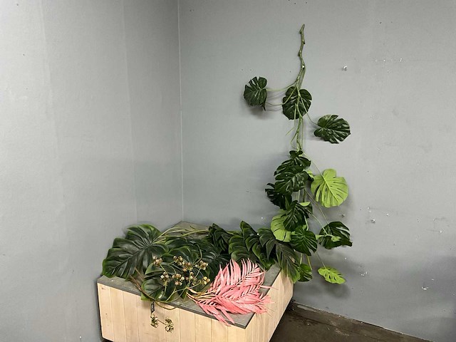 Partij houten tulpen, kunstbloemen en kunstplanten - afbeelding 21 van  31