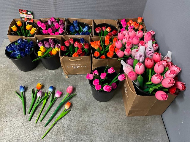 Partij houten tulpen, kunstbloemen en kunstplanten - afbeelding 12 van  31