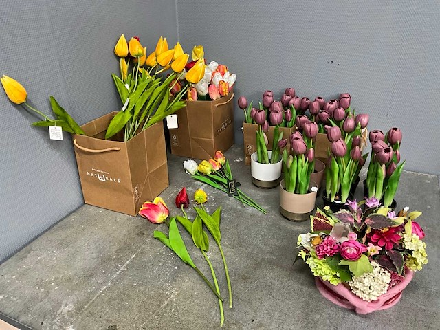 Partij houten tulpen, kunstbloemen en kunstplanten - afbeelding 23 van  31