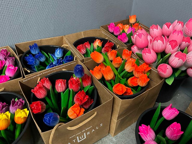 Partij houten tulpen, kunstbloemen en kunstplanten - afbeelding 27 van  31