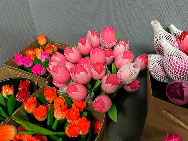 Partij houten tulpen, kunstbloemen en kunstplanten - afbeelding 28 van  31