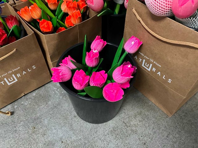 Partij houten tulpen, kunstbloemen en kunstplanten - afbeelding 30 van  31