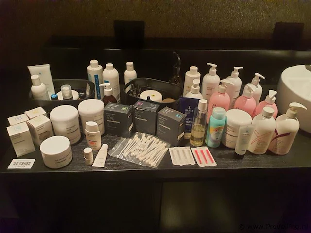 Partij huidverzorgingsproducten o.a. mesopeel peeling - afbeelding 1 van  4