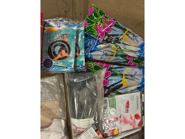Partij huishoudelijke artikelen en accessoires w.o. brabantia, bestway en tomado - afbeelding 3 van  8