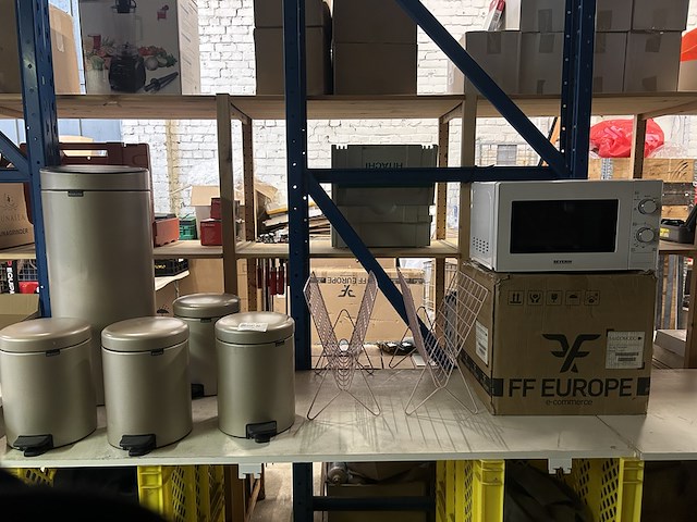 Partij huishoudelijke artikelen w.o. magnetron w.o. brabantia, severin - afbeelding 1 van  9