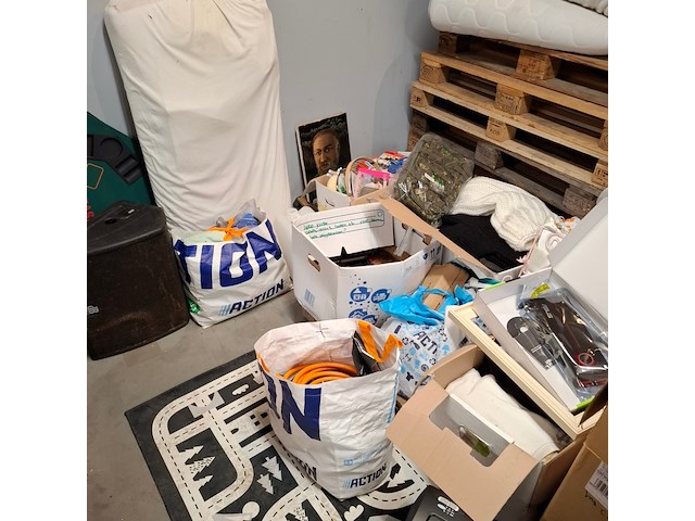 Partij huisraad o.a. tv, eetkamertafel, horeca stoelen - afbeelding 3 van  24
