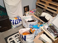 Partij huisraad o.a. tv, eetkamertafel, horeca stoelen - afbeelding 3 van  24