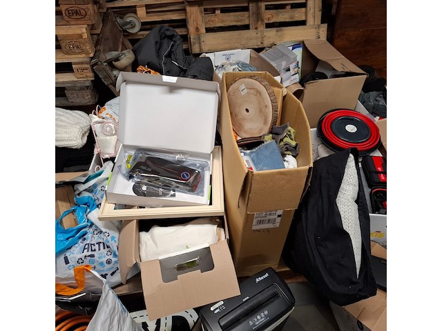 Partij huisraad o.a. tv, eetkamertafel, horeca stoelen - afbeelding 6 van  24