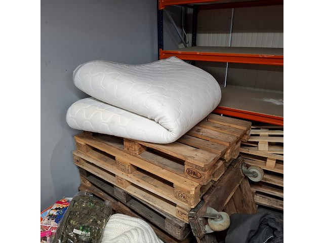 Partij huisraad o.a. tv, eetkamertafel, horeca stoelen - afbeelding 9 van  24