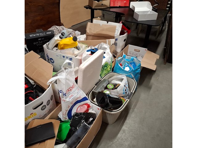 Partij huisraad o.a. tv, eetkamertafel, horeca stoelen - afbeelding 11 van  24