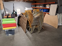 Partij huisraad o.a. tv, eetkamertafel, horeca stoelen