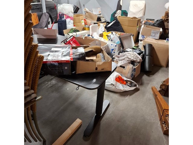 Partij huisraad o.a. tv, eetkamertafel, horeca stoelen - afbeelding 16 van  24