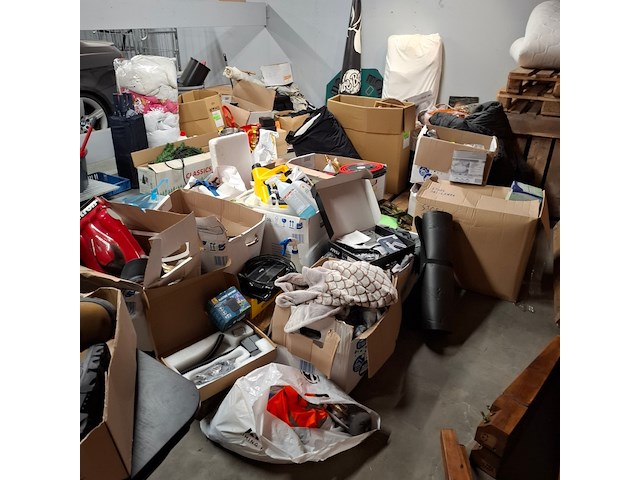 Partij huisraad o.a. tv, eetkamertafel, horeca stoelen - afbeelding 17 van  24
