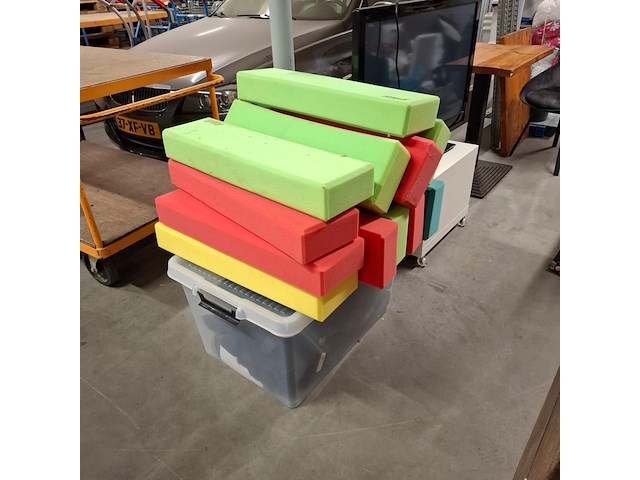 Partij huisraad o.a. tv, eetkamertafel, horeca stoelen - afbeelding 18 van  24