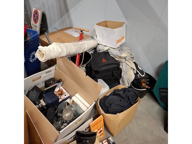 Partij huisraad o.a. tv, eetkamertafel, horeca stoelen - afbeelding 24 van  24