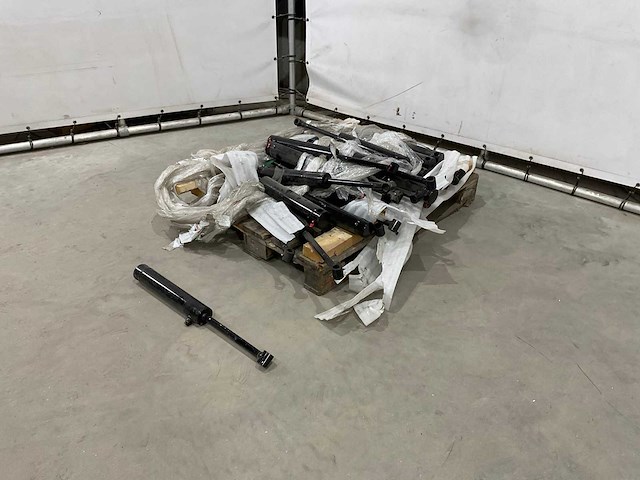 Partij hydrauliek cilinders - afbeelding 1 van  7
