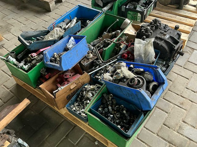 Partij hydrauliek koppelingen en fitwerk - afbeelding 1 van  7