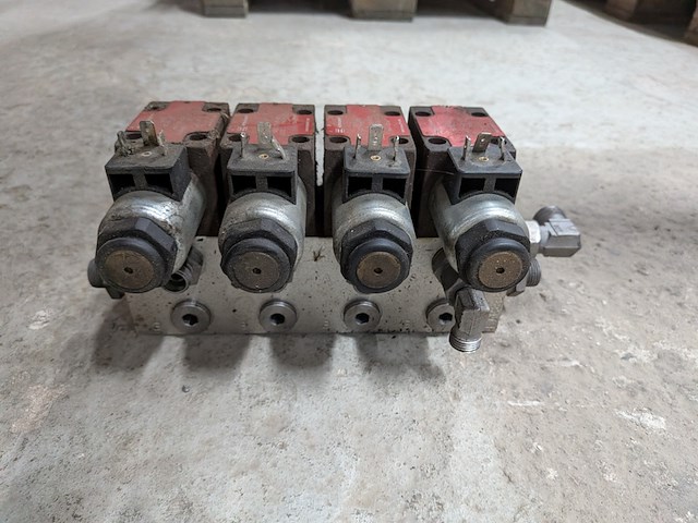 Partij hydraulische componenten - afbeelding 5 van  22