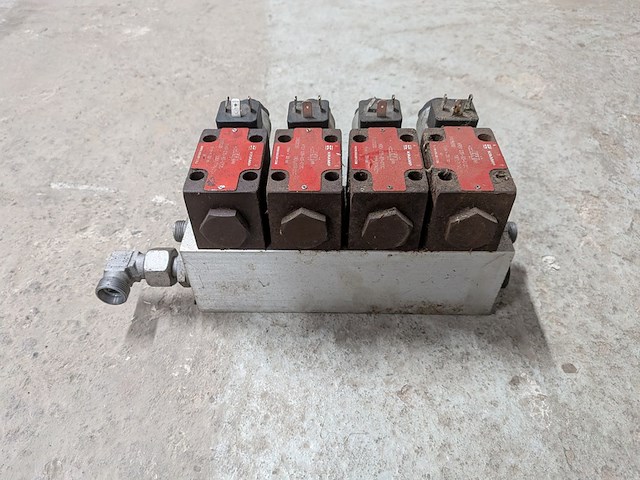 Partij hydraulische componenten - afbeelding 6 van  22