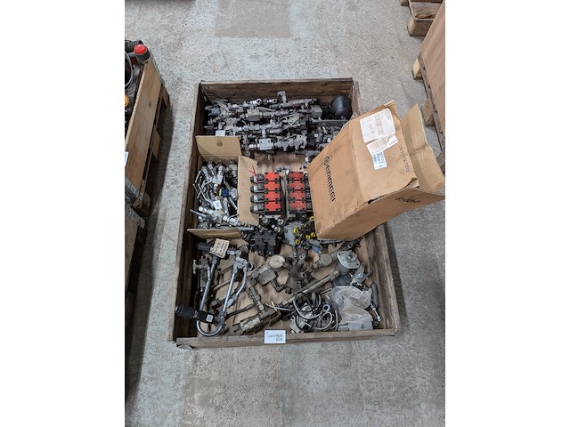 Partij hydraulische componenten - afbeelding 1 van  22