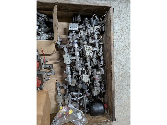 Partij hydraulische componenten - afbeelding 12 van  22
