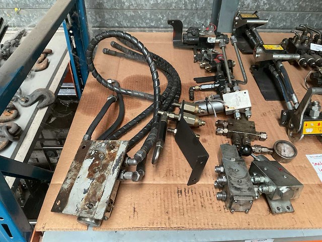 Partij hydraulische onderdelen - afbeelding 1 van  2