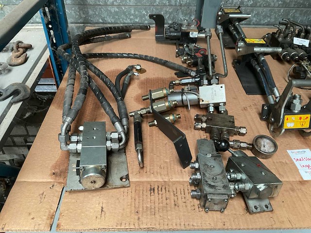 Partij hydraulische onderdelen - afbeelding 2 van  2
