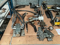 Partij hydraulische onderdelen - afbeelding 2 van  2