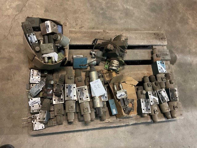 Partij hydraulische regelventielen - afbeelding 1 van  3