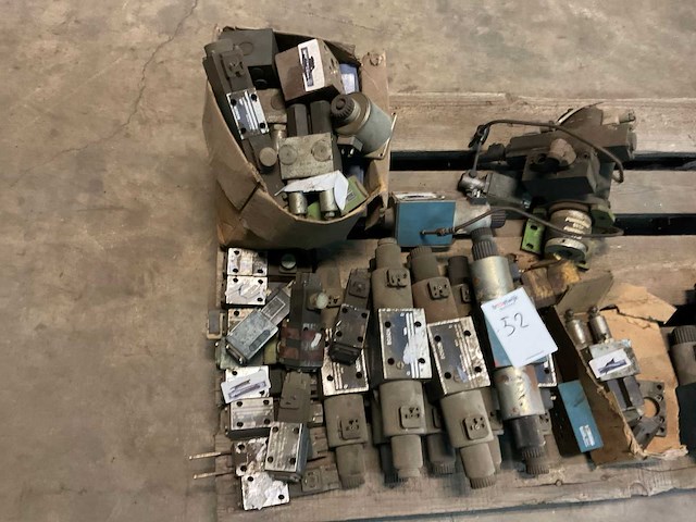 Partij hydraulische regelventielen - afbeelding 2 van  3