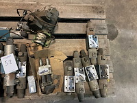Partij hydraulische regelventielen - afbeelding 3 van  3