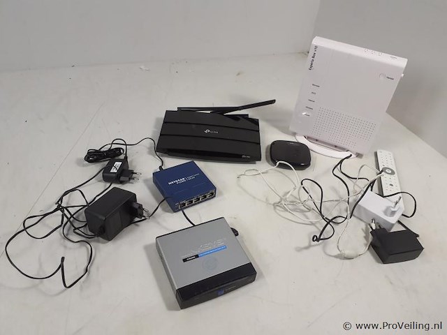 Partij ict-benodigdheden o.a. netgear prosafe gigabit switch gs105 & experia box v10 - afbeelding 1 van  5