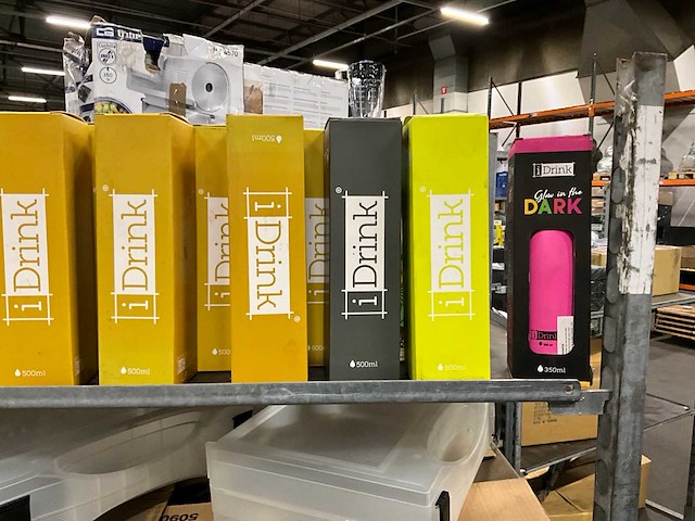 Partij idrink bekers en kunststof opbergbakken - afbeelding 2 van  9