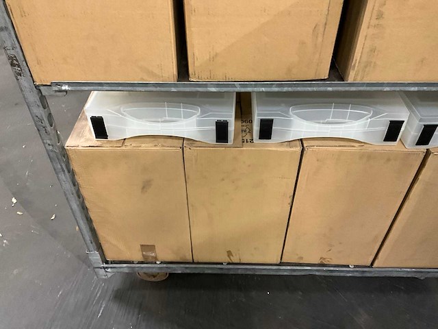 Partij idrink bekers en kunststof opbergbakken - afbeelding 6 van  9