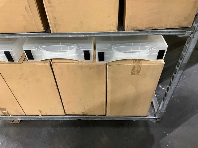 Partij idrink bekers en kunststof opbergbakken - afbeelding 7 van  9